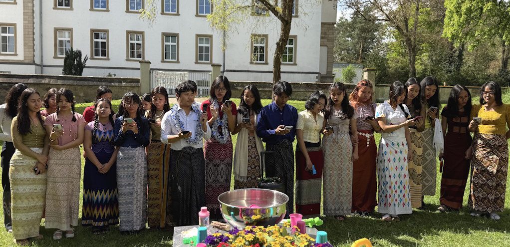 Wasserfest 2026: Studenten aus Myanmar tragen Friedenslied aus der Heimat vor Wasserfest 2026: Studenten aus Myanmar tragen Friedenslied aus der Heimat vor